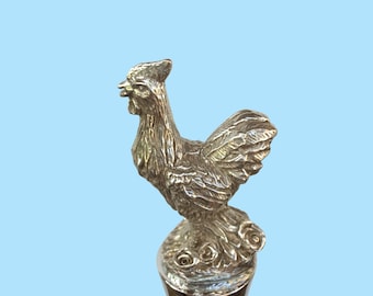 Tapón para botella de vino con forma de gallo o gallina. La figura de peltre está fundida con peltre de la mejor calidad para joyería. Fundido y fabricado en Texas