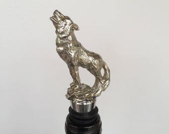 Wolf Wijn Fles Stopper.  De Pewter Figure is gegoten met de finest jewelry grade pewter.  Cast en Made in Texas