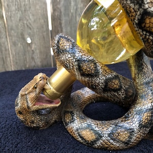 ガラガラヘビのシングルボトルワインホルダー。美しいペイントのディテール。どんなインテリアにも映える、目を引くアイテムです。