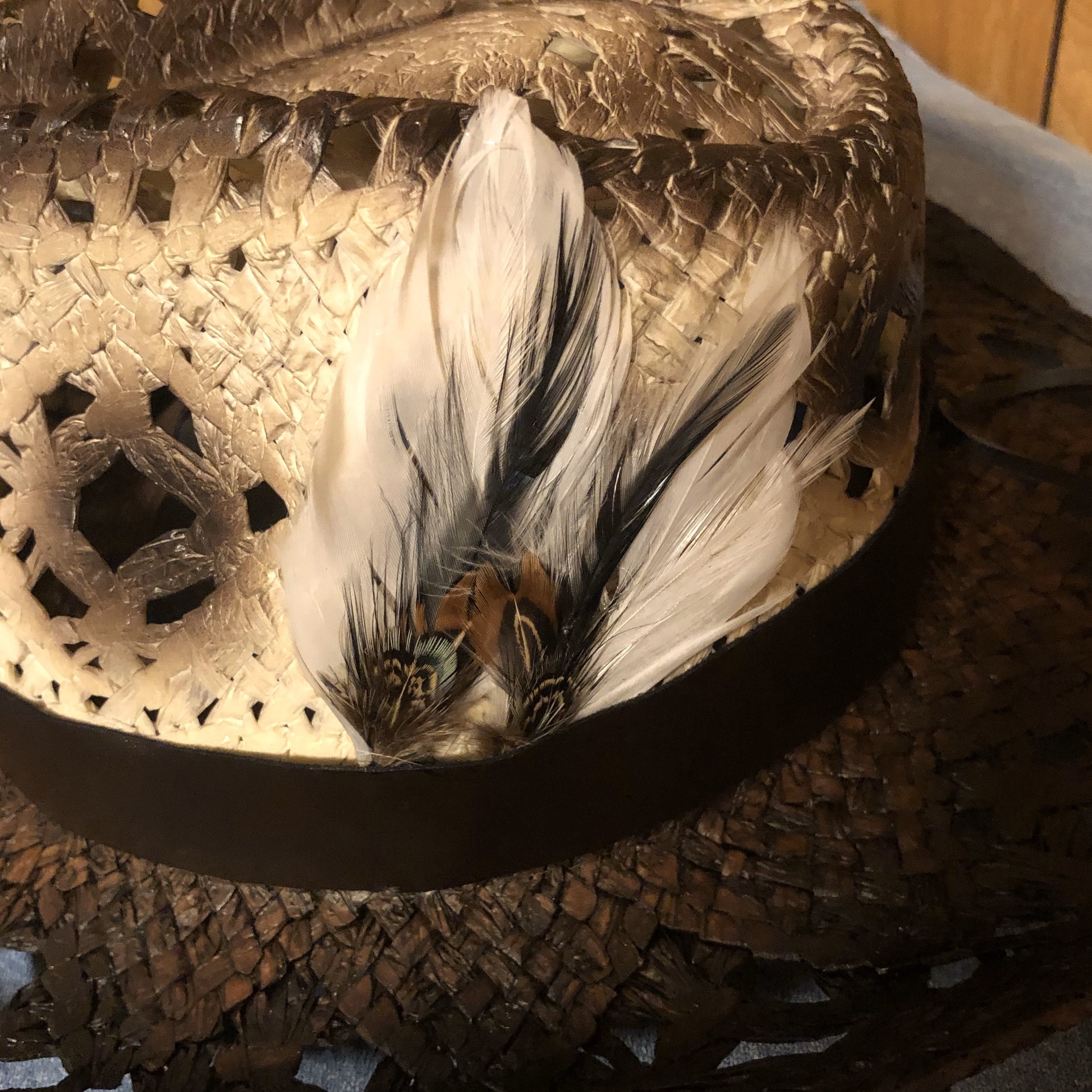 Chapeau de cowboy en paille marron clair Stockman vintage avec plumes et bande western - France