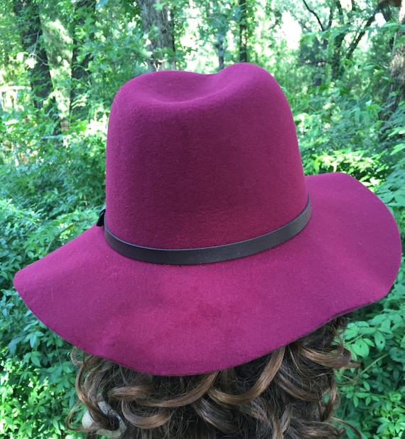 Felt Wide Brim Fedora With a Brown Leather Band With Gold  display picture 3