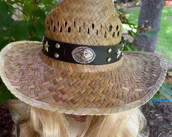 Tan Straw Fedora Style Hat With Fun Black Hat Band  display picture 1