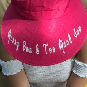 Roze Vizier Opvouwbare Hoed met Mooie Witte Bloemen Strass steentjes en Studs. Gemonogrammeerd met &quot;Messy Bun & Too Much Sun&quot;