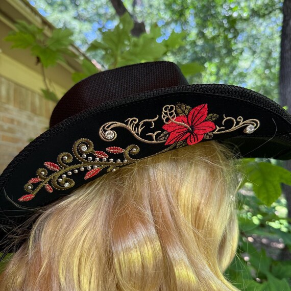 Black Straw Hat With Brim and Hatband Appliques of Red  display picture 1