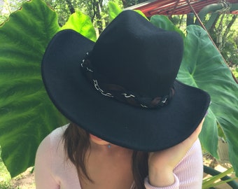Feutre de laine Fedora noir doux à bord large. Bandeau tressé noir et marron avec chaîne en argent