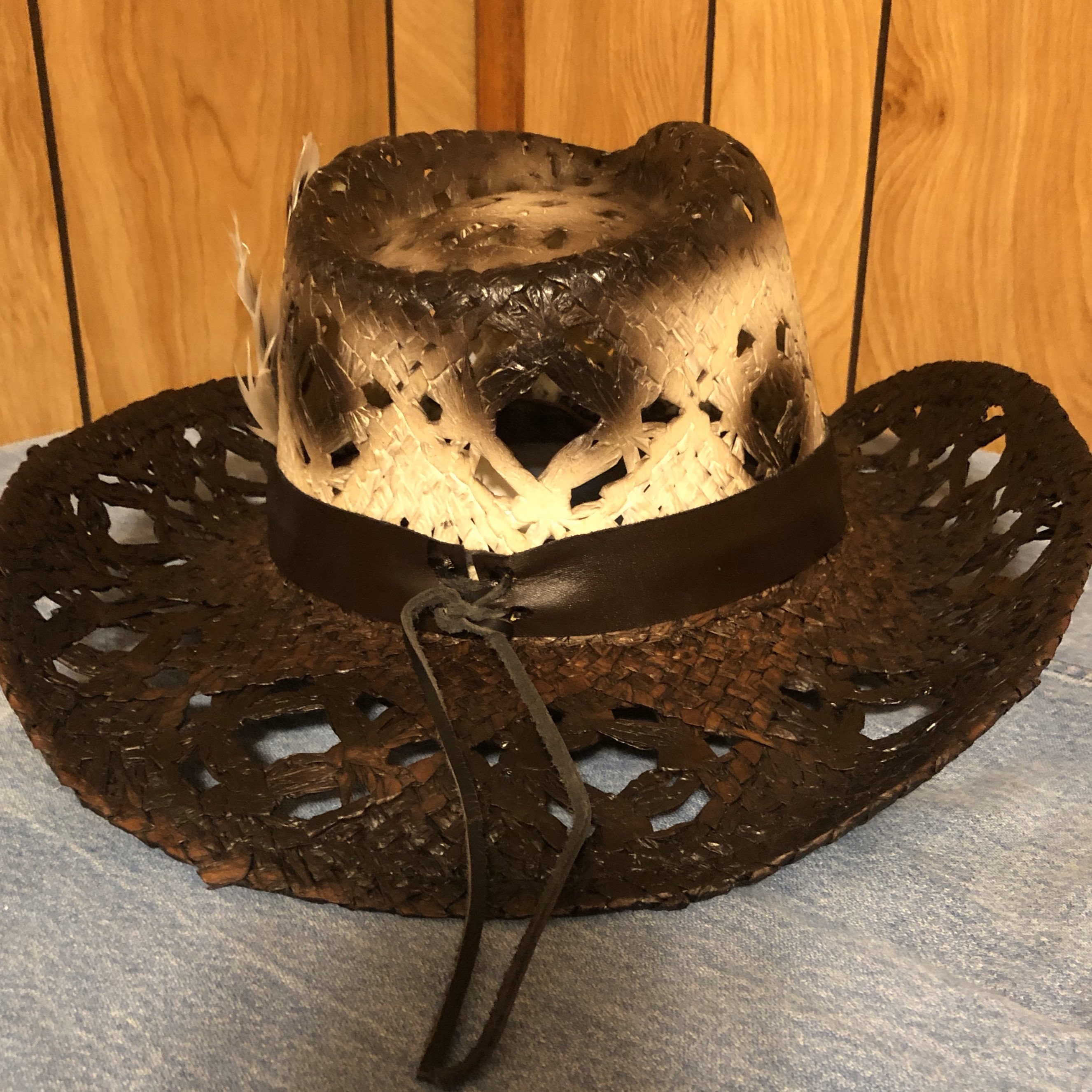 Chapeau de cowboy en paille marron clair Stockman vintage avec plumes et bande western - France