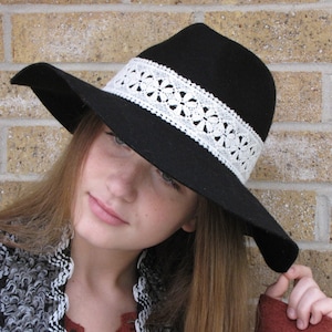 Schwarzer Fedora Floppy Hut mit breiter Krempe und gehäkeltem Spitzen Hutband