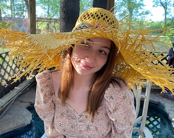 Sombrero de ala flexible para sol y playa. Estilo plegable. Hermosos colores con banda para sombrero con flores multicolores y flor con joyas en la parte posterior.
