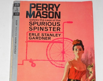 Op de afbeelding: Een vintage paperback boekomslag met een vrouw in een rode jurk en een fietswiel. De titel is "Perry Mason lost de zaak van de valse vrijster" op door Erle Stanley Gardner.