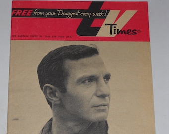Op de afbeelding: Een zwart-witfoto van een acteur, Ben Gazzara, die in de tv-serie "Run for Your Life" speelt. De foto is afkomstig uit een vintage advertentie voor de krant "TV Times", die elke week gratis bij uw lokale apotheker verkrijgbaar is. De advertentie is voor de A.J. Nickel Pharmacy in Milwaukee, Wisconsin.