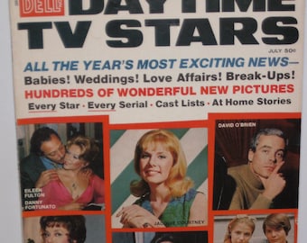 Op de afbeelding: Een vintage tijdschriftcover met een collage van foto's van acteurs uit dagtelevisieseries. De cover is getiteld "Daytime TV Stars" en bevat de tekst "All the year's most exciting news - Babies! Weddings! Love Affairs! Break-Ups! Hundreds of wonderful new pictures. Every star. Every serial. Cast lists. At home stories."
