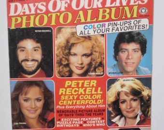 Op de afbeelding: Een tijdschriftcover voor het fotoalbum van Days of Our Lives, met kleurenfoto's van al je favorieten. De cover toont foto's van Peter Reckell, Leann Hunley, Michael Leon, Lisa Trusel, Deidre Hall, Josh Taylor, Kristian Alfonso en Thaad Penglis.