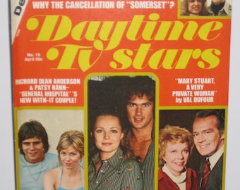 Op de afbeelding: Een tijdschriftcover voor Daytime TV Stars, met een foto van Richard Dean Anderson en Patsy Rahn uit de soap General Hospital. De cover toont ook een foto van David Hasselhoff en Trish Stewart, en een artikel over Mary Stuart, een privépersoon.
