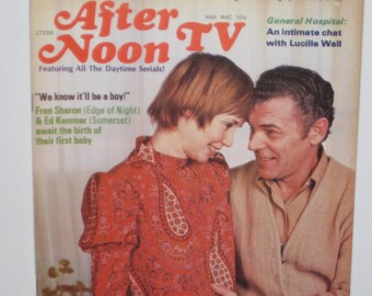 Op de afbeelding: Een tijdschriftcover met een stel, een man en een vrouw, met de titel "After Noon TV" en de tekst "We know it'll be a boy!" De vrouw draagt een rood-witte gebloemde jurk en de man draagt een beige trui.