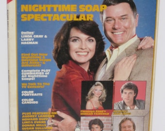 Op de afbeelding: Een tijdschriftcover voor Daytimers, een tijdschrift over dag- en avondsoapseries. De cover toont een foto van Linda Gray en Larry Hagman uit de serie Dallas. De tekst op de cover luidt "Nighttime Soap Spectacular" en bevat een lijst met andere soapseries en acteurs die in de uitgave worden gepresenteerd.