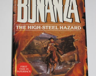 Op de afbeelding: Een paperback-omslag met een vurige oranje en gele achtergrond. De titel "BONANZA" staat in grote witte letters. De ondertitel is "THE HIGH-STEEL HAZARD". Een cowboy te paard rijdt door een rivier. De tekst "FIRST TIME IN PAPERBACK" staat in een rode cirkel. De naam van de auteur is "STEPHEN CALDER".