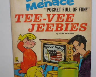 Op de afbeelding: Een comicboekomslag met Dennis de Menace met de titel "Tee-Vee Jeebies" en de tekst "Pocket Full of Fun!" door Hank Ketcham. De omslag toont Dennis en twee andere kinderen die televisie kijken.