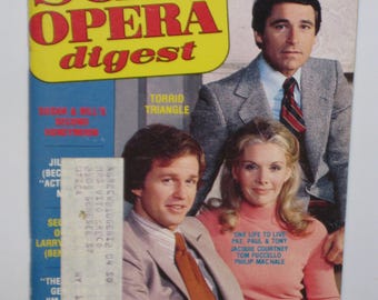 Op de afbeelding: Een vintage omslag van het Soap Opera Digest-magazine met drie acteurs uit de soap "One Life to Live". De omslag is geel en rood met de titel "Soap Opera Digest" in grote, vetgedrukte letters. De acteurs glimlachen en kijken naar de camera. De omslag van het magazine is gedateerd april 1978.