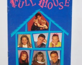 Op de afbeelding: Een blauwe en roze tijdschriftcover met de titel "It's a Full House" en een huisvormig beeld met de cast van de show. De prijs is vermeld als $ 2,50 US / $ 3,50 Can.