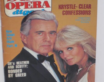 Op de afbeelding: Een vintage "Soap Opera Digest" magazine cover met een man in smoking en een vrouw in een witte jurk. De magazine titel is in rood en blauw. Tekst bevat "Krystle- Clear Confessions" en "GH's Heather and Scotty: Bonded by Greed."