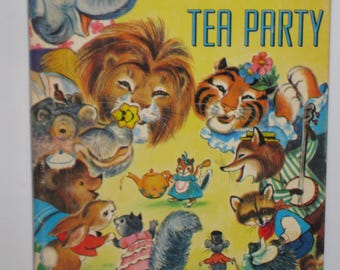 Op de afbeelding: Een vintage kinderboekomslag met een gele achtergrond en de titel "The Animals' Tea Party" in blauwe en witte letters. De omslag toont een verscheidenheid aan dieren, waaronder een leeuw, een tijger, een olifant, een vos, een wasbeer, een eekhoorn en een muis, allemaal aangekleed voor een theepartij.