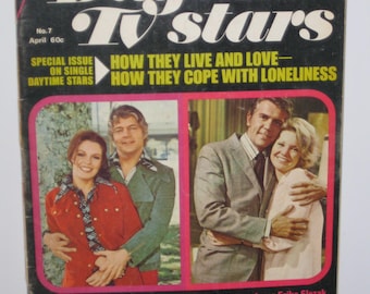 Op de afbeelding: Een tijdschriftcover met een foto van twee stellen. Het tijdschrift heet "Daytime TV Stars" en de tekst op de cover luidt "How They Live and Love - How They Cope With Loneliness". Het tijdschrift is van Dell Publishing en dateert van april 1970.