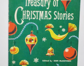 Op de afbeelding: Een groene boekomslag met de titel "Treasury of Christmas Stories" in witte letters. De omslag is versierd met kleurrijke ornamenten, bellen en sneeuwvlokken.