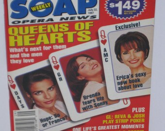 Op de afbeelding: Een rode en witte tijdschriftcover met de titel "Soap Opera News" en de kop "Queens of Hearts". De cover toont afbeeldingen van vier vrouwen, elk met een speelkaart die hun personage in een soapserie voorstelt. De tijdschriftcover bevat ook de tekst "Days Wedding Shock" en "Slechts $1,49".