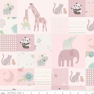 Puede incluir: Tela rosa y blanca con un patrón repetido de animales y estrellas. Los animales incluyen elefantes, jirafas, pandas, koalas y gatos. La tela es perfecta para acolchar, coser y hacer manualidades.