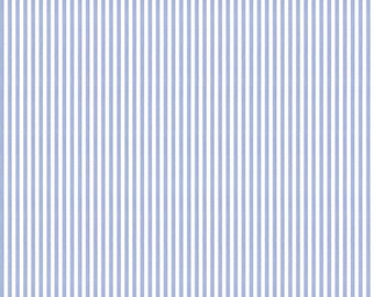 Può includere: Tessuto a righe verticali blu chiaro e bianco. Il tessuto presenta un motivo ripetuto di sottili strisce. L'immagine include il testo "Inches" e "Riley Blake Designs".