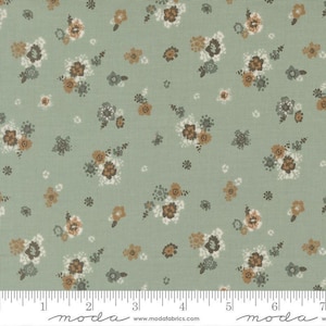 Puede incluir: Una tela de color verde salvia con un patrón repetitivo de pequeños grupos florales en tonos marrón, crema y gris oscuro. Una regla blanca es visible en la parte inferior, mostrando una escala de 18 cm en el ancho del material textil.