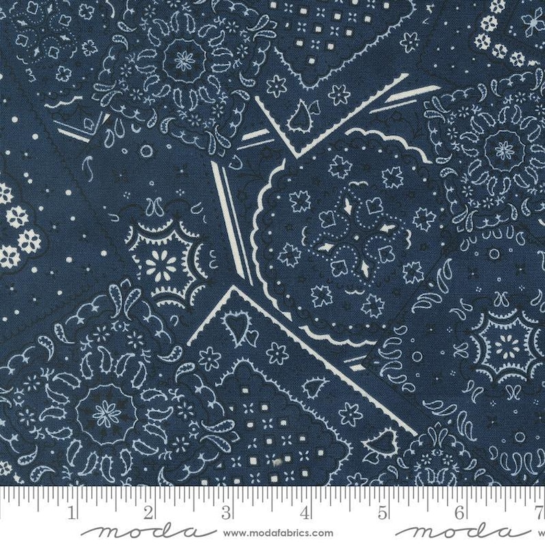 Puede incluir: Tela de estampado de bandana azul y blanco con un patr&oacute;n repetitivo de paisley y formas geom&eacute;tricas. La tela es perfecta para acolchar, manualidades y proyectos de decoraci&oacute;n del hogar.