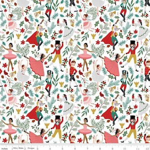 Puede incluir: Un patrón de tela blanca con figuras de cascanueces, bailarinas con vestidos rosas y blancos, ratones con capas rojas, cardenales, ramas de pino y bayas de acebo. Una regla en la parte inferior muestra una escala de 30 cm para el diseño.