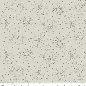 Op de afbeelding: Een lichtgrijze stof met een herhalend patroon van gestileerde naaldenkussens met naalden en spelden. De naaldenkussens zijn omgeven door kleine grijze stippen. De tekst "Needles & Pins" verschijnt in het patroon.