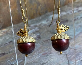 Acorn earrings, Shell Pearl earrings, fall jewelry, nature lover earrings, red pearl, dangle earrings, forest earrings, boho jewelry