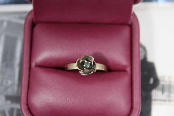Vintage 1960s 10k Solid Gold Peridot Flower Ring,