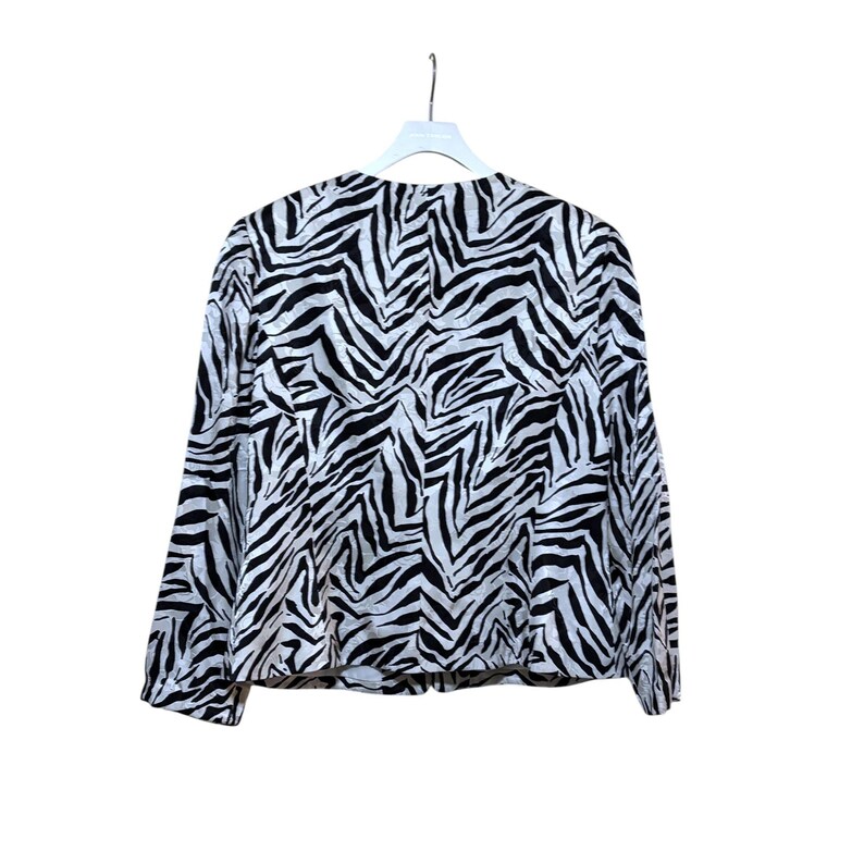 Puede incluir: Chaqueta con estampado de cebra en blanco y negro con mangas largas. La chaqueta est&aacute; colgada de una percha blanca sobre un fondo blanco. El patr&oacute;n es un dise&ntilde;o audaz y repetitivo.