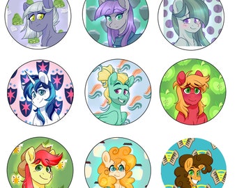 Può includere: Nove bottoni rotondi colorati con immagini di pony dei cartoni animati. Ogni bottone ha un motivo di sfondo diverso e presenta un pony con un'acconciatura e uno schema di colori unici.