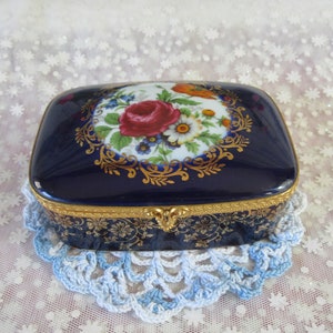 Porta-joias Limoges com estampa floral azul cobalto e inspiração vintage - Decoração elegante para casa