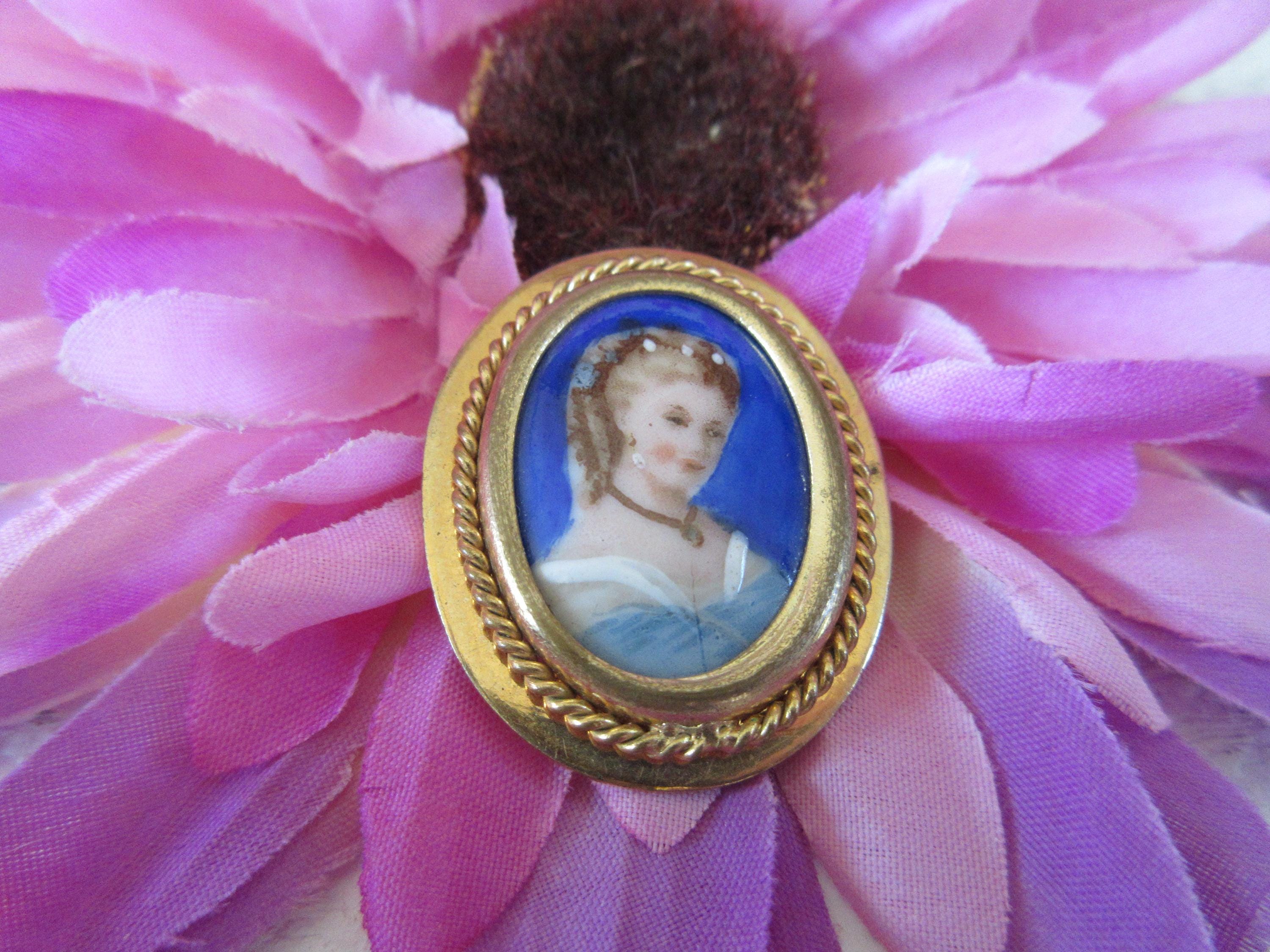 Broche ancienne Limoges 50s en porcelaine et dessin portrait