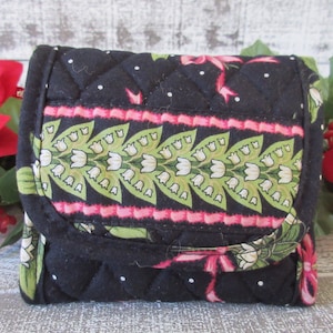 Delícia Floral: Carteira Tri-Fold Vera Bradley, Perfeita para Organizar em Qualquer Lugar