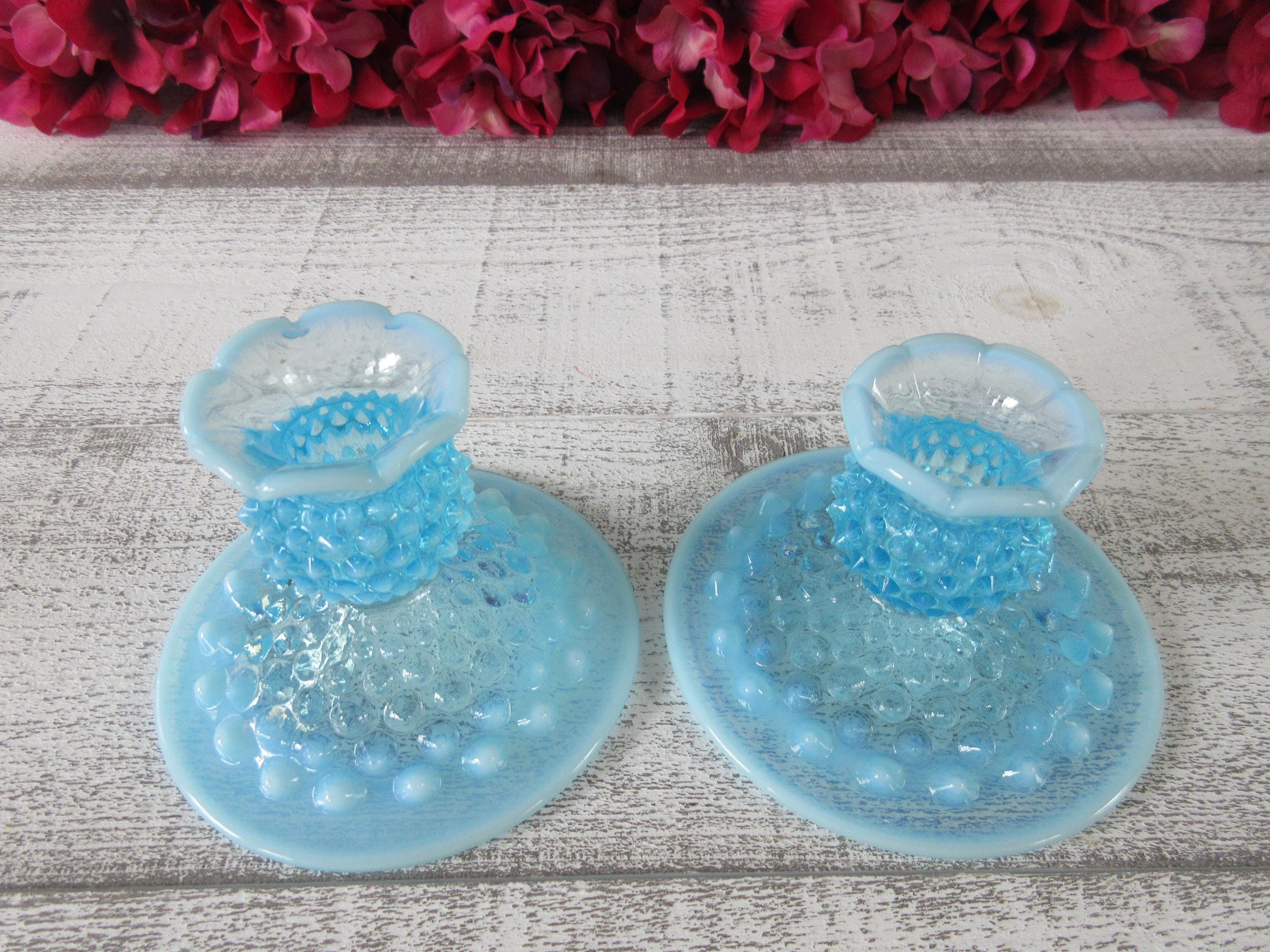 フェントン１９４９年ブルーオパールセント ダイアモンドレース キャンドルスタンド Pair of Blue Opalescent Fenton Hobnail Candle Holders - Etsy