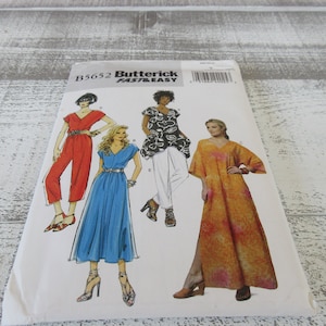 Könnte beinhalten: Ein Schnittmuster für vier verschiedene Kleidungsstücke. Das Muster ist von Butterick und trägt die Bezeichnung "Fast & Easy". Das Muster beinhaltet einen roten Jumpsuit, ein blaues Kleid, ein weißes Kleid mit Blumendruck und ein langes orangefarbenes Kleid mit Batik-Muster.