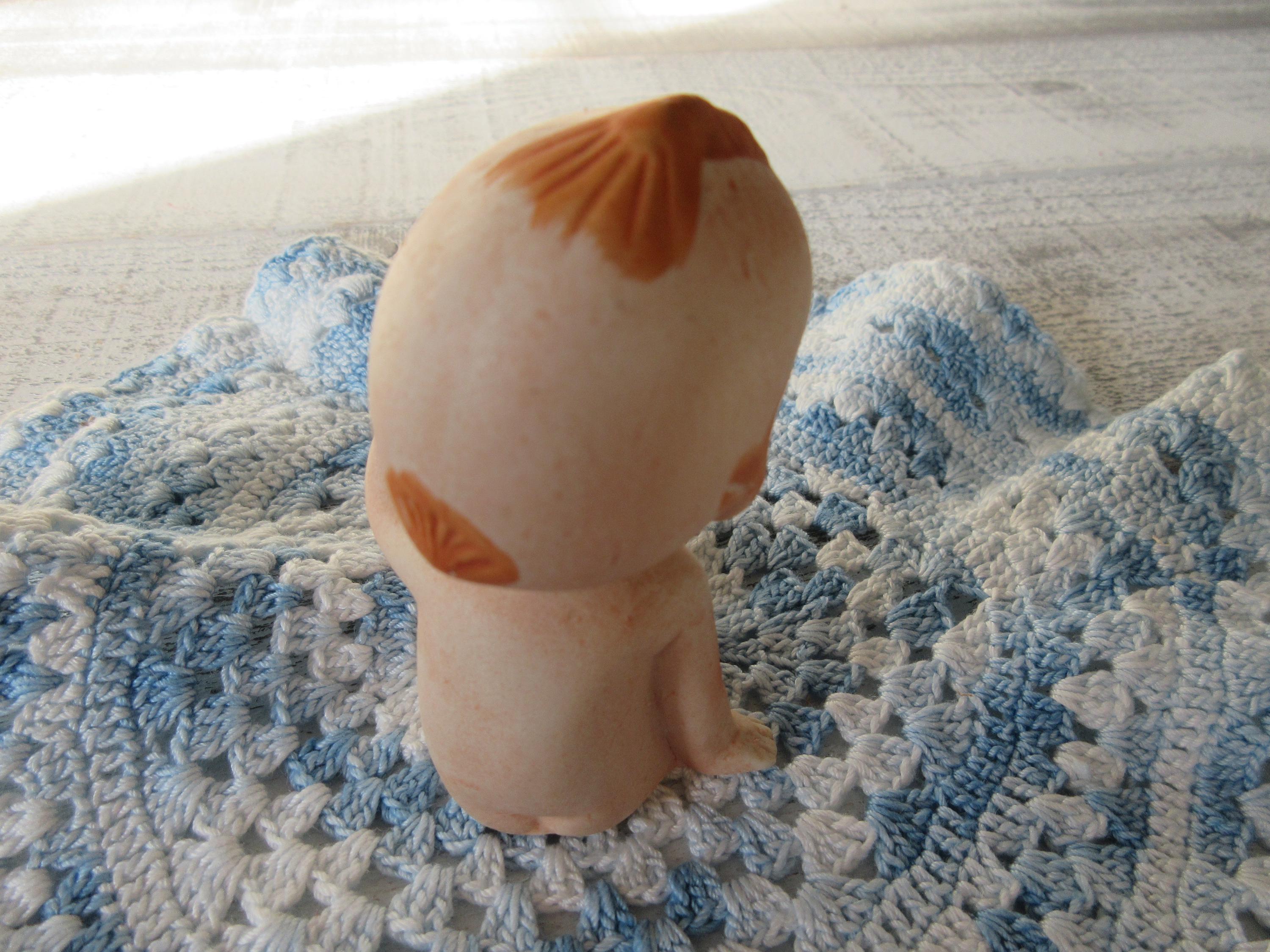 ヴィンテージのキューピー人形の置物：バラ色の頬と青い羽