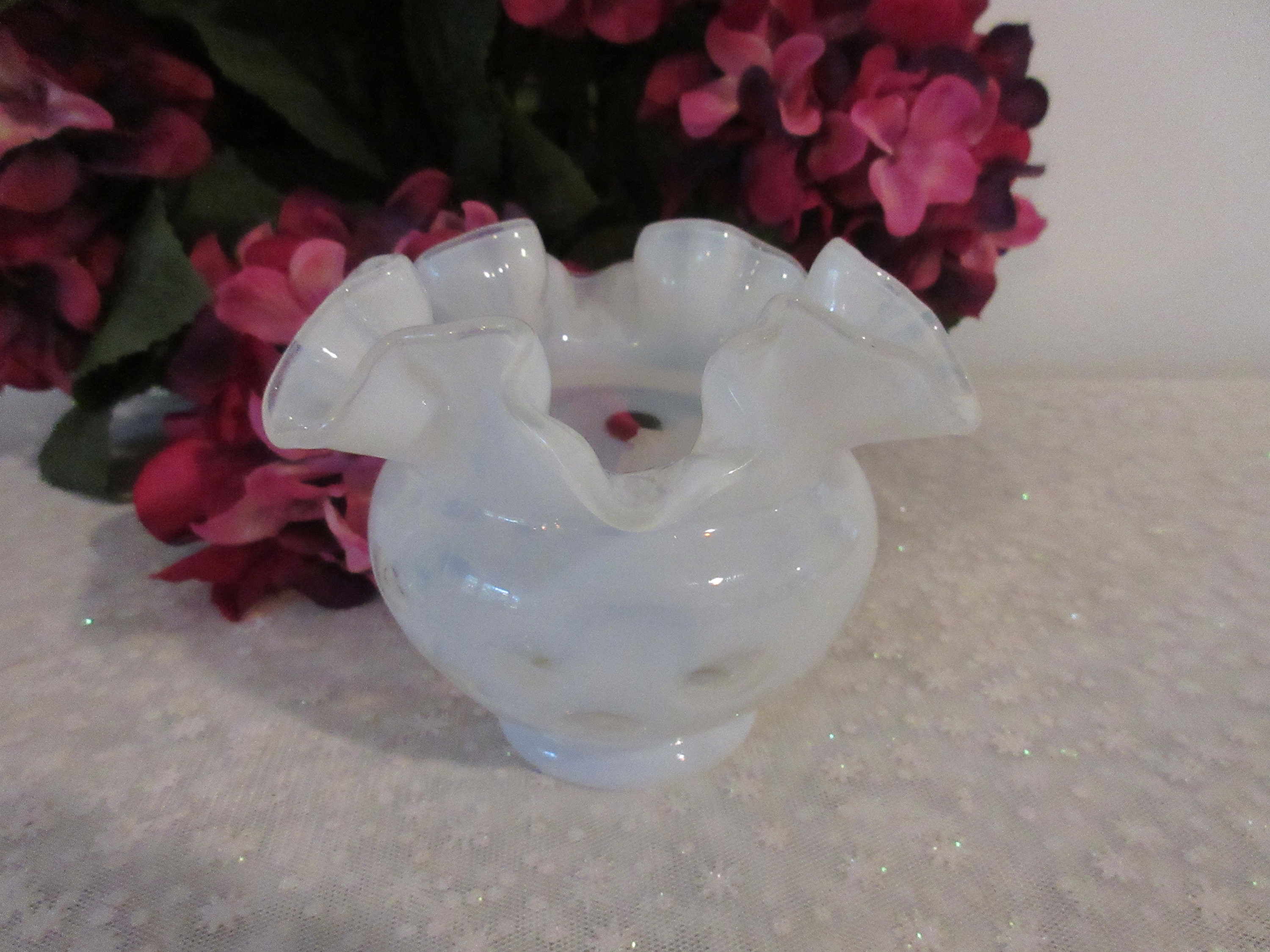 コレクター向けフェントンホワイトコインドット花瓶 - フラワー