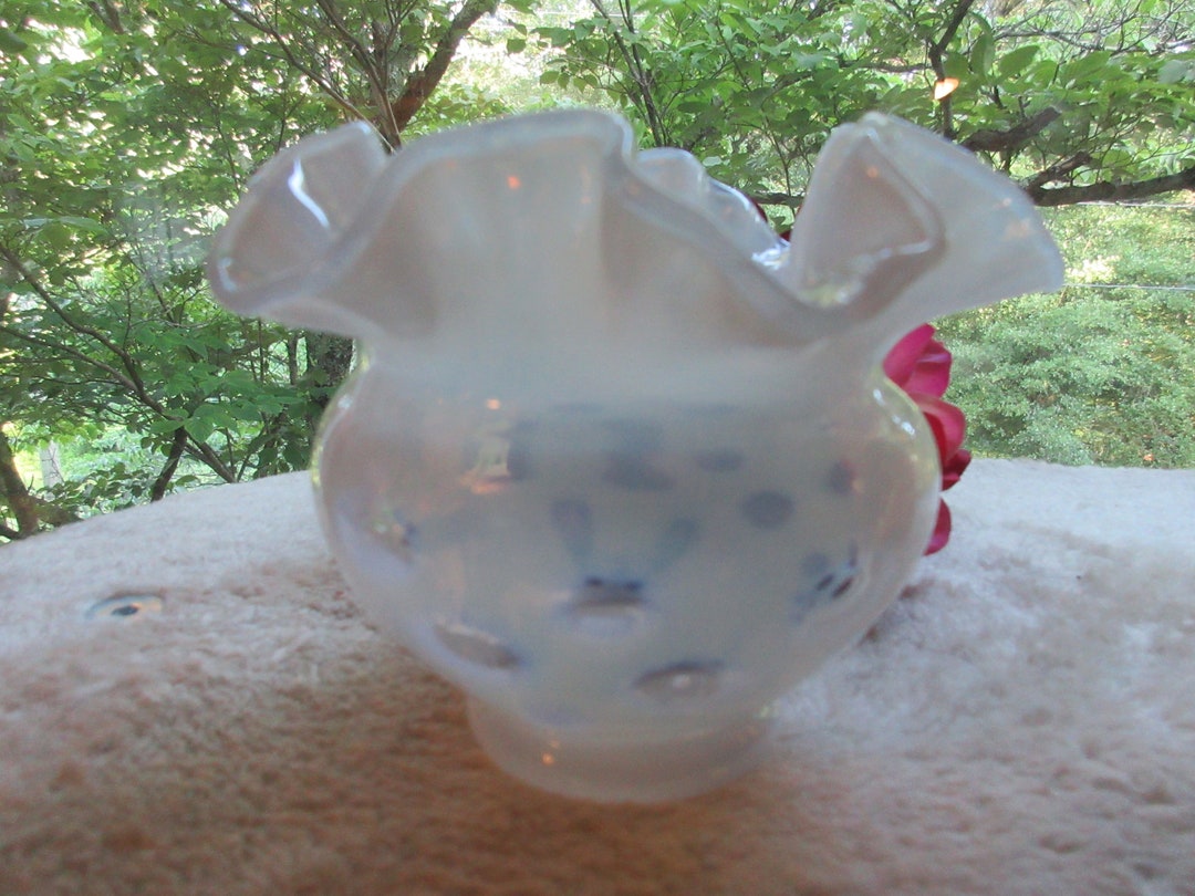 コレクター向けフェントンホワイトコインドット花瓶 - フラワー