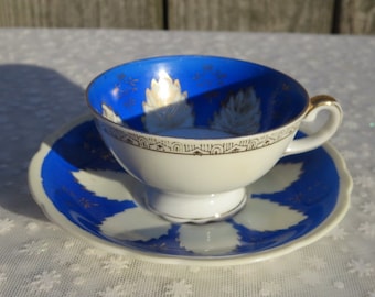 Vintage-Teetasse und Untertasse, blaue und weiße Blätter, hergestellt in Japan von Ucagco, Porzellantasse mit Fuß, Goldrand und Goldgriff