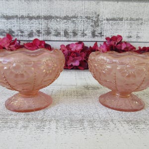 ピンクの乳白色フェントンコンポート皿：縁にフリル、ビーズ装飾