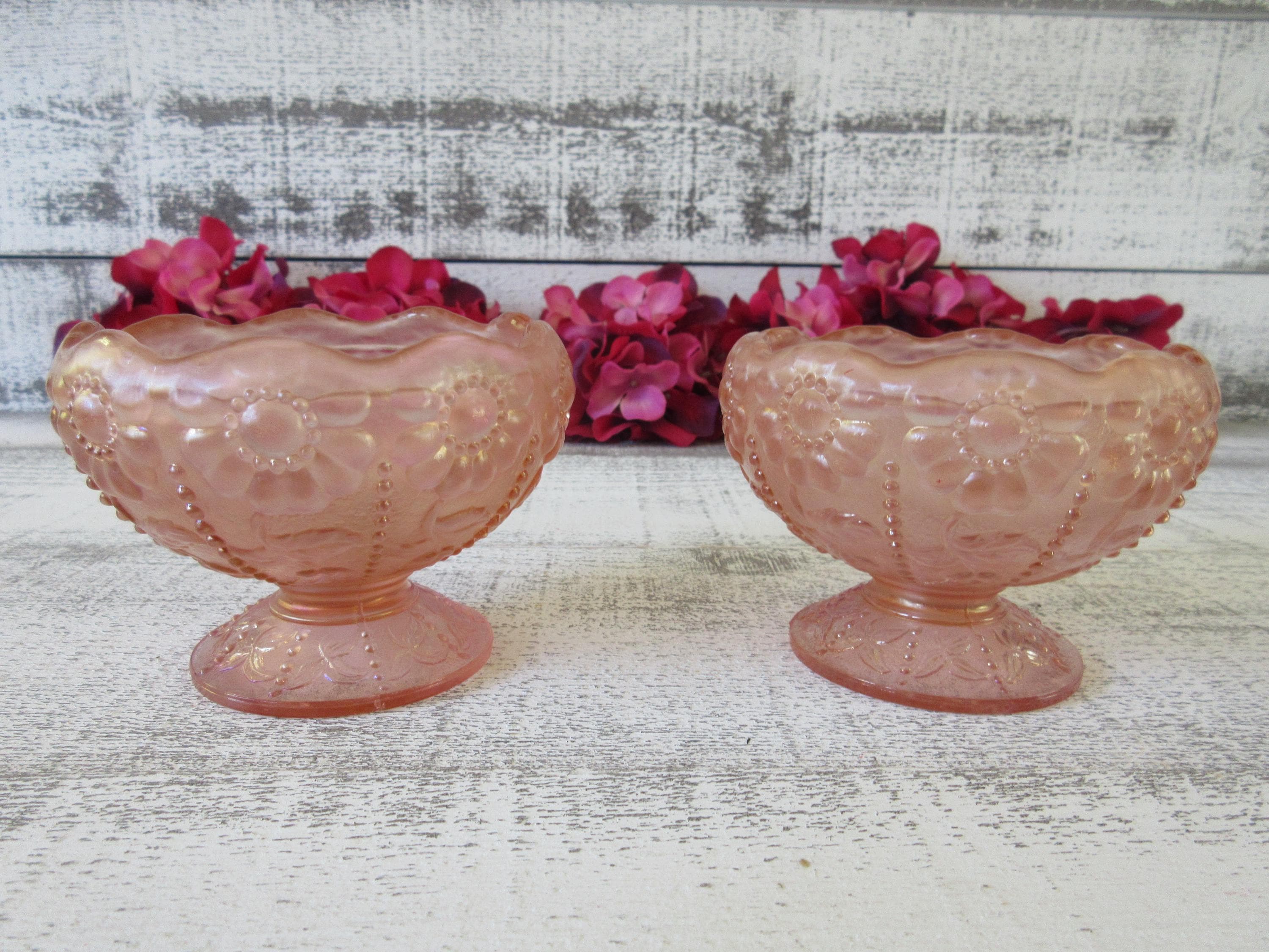 ピンクの乳白色フェントンコンポート皿：縁にフリル、ビーズ装飾