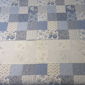 Vintage-inspired Buffet Butterfly Table Runner - Elegant and Whimsical Home Decor